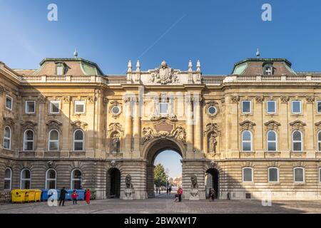 Budapest, Ungarn - 9. Feb 2020: Südseite des Löwentores am Budapalast auf dem Hügel Stockfoto