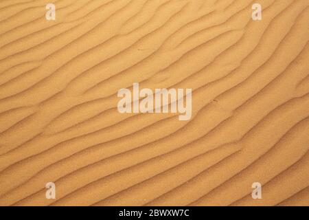 Nahaufnahme von Wellen im Wüstensand im Oman Stockfoto