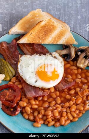 Komplettes englisches Frühstück auf einem Teller Stockfoto