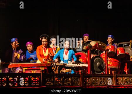 Ein Orchester im Thang Long Vietnamese Water Puppet Theatre, Hanoi Stockfoto