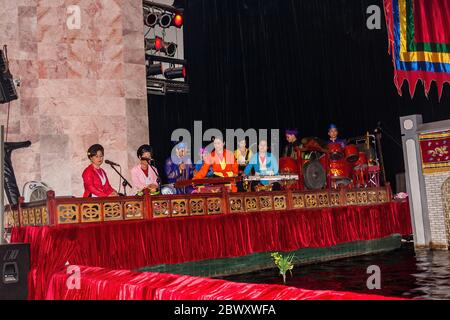 Ein Orchester im Thang Long Vietnamese Water Puppet Theatre, Hanoi Stockfoto