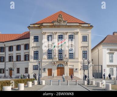 Budapest, Ungarn - 9. Feb 2020: Hoftheater von Buda neben dem Sandor Palast auf dem Budaer Hügel Stockfoto