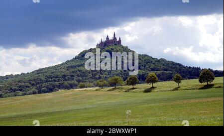 Schloss Hohenzollern, der Stammsitz der deutschen Königsfamilie, das Haus Hohenzollern, auf einem Hügel inmitten grüner Täler und Felder Stockfoto