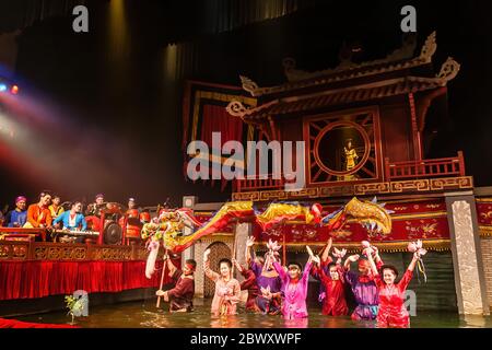 Künstler auf der Zugabe nach einer Show im Thang Long Vietnamese Water Puppet Theatre, Hanoi Stockfoto