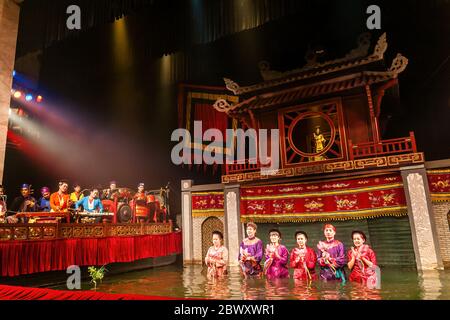 Künstler auf der Zugabe nach einer Show im Thang Long Vietnamese Water Puppet Theatre, Hanoi Stockfoto