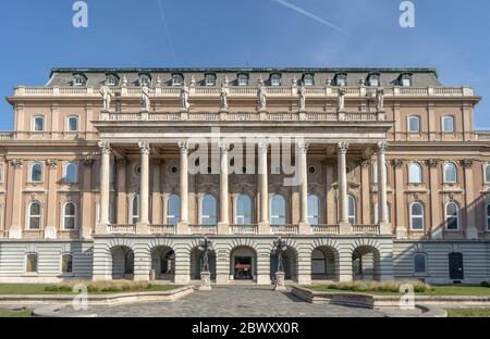 Budapest, Ungarn - 9. Feb 2020: Die Fassade der Nationalgalerie mit Blick auf Hunyadi auf dem Hügel Stockfoto