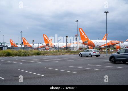 Priti Patel, Innenminister, macht Regierungspolitik, dass diejenigen, die aus dem Ausland in Großbritannien ankommen, müssen einen 14-tägigen Aufenthalt zu Hause Quarantäne Unternehmen Stockfoto