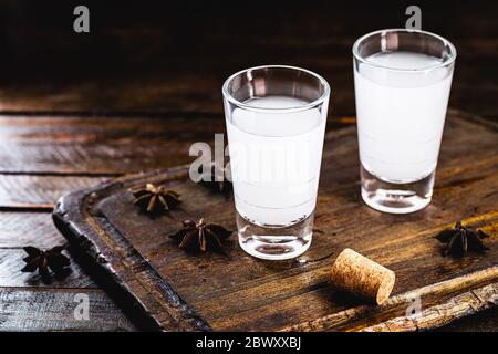 Uzo, auch bekannt durch die Schreibweise Ouzo, ist ein griechischer Alkoholiker aus Anis. In Brasilien ist es als Fogo-Paulista bekannt. Stockfoto