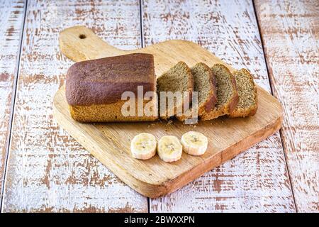 Gesundes, hausgemachtes veganes Brot, Bananengeschmack. Spotfokus. ​​bread in Scheiben auf rustikalem Tisch. Stockfoto