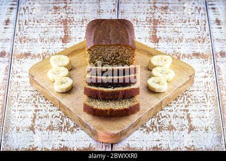 Gesundes, hausgemachtes veganes Brot, Bananengeschmack. Spotfokus. ​​bread in Scheiben auf rustikalem Tisch. Stockfoto