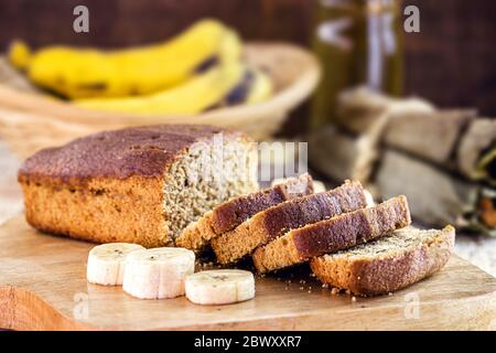 Gesundes, hausgemachtes veganes Brot, Bananengeschmack. Spotfokus. ​​bread in Scheiben auf rustikalem Tisch. Stockfoto