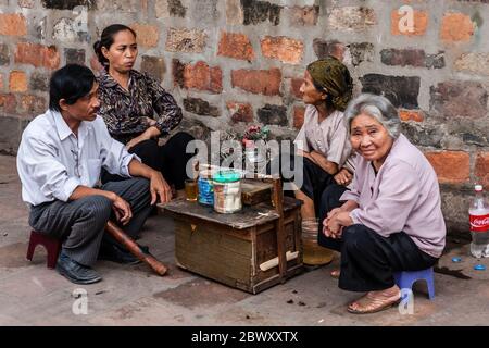 Ältere Vietnamesen trinken Tee auf der Straße von Hanoi Stockfoto