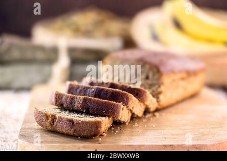 Gesundes, hausgemachtes veganes Brot, Bananengeschmack. Spotfokus. ​​bread in Scheiben auf rustikalem Tisch. Stockfoto