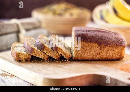 Gesundes, hausgemachtes veganes Brot, Bananengeschmack. Spotfokus. ​​bread in Scheiben auf rustikalem Tisch. Stockfoto