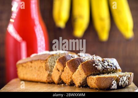 Hausgemachtes veganes Brot ohne Laktose oder tierische Produkte. Bananengeschmack. Gesundes veganes Lebenskonzept. Stockfoto