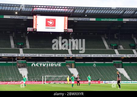 Bremen, Deutschland. 03. Juni 2020. firo-Videoassistent nach kontroverser Szene. Werder Bremen - Eintracht Frankfurt Sven Simon/Elmar Kremser/POOL/firo. Kredit: dpa/Alamy Live News Stockfoto