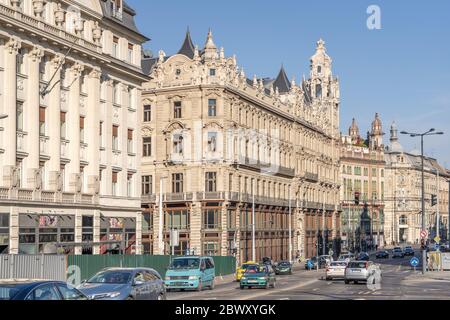 Budapest, Ungarn - 9. Feb 2020: Szabad Sajto Straßenansicht mit Klotild Palast vor Sonnenuntergang Stunde Stockfoto