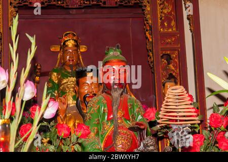 Der Altar mit Opfergaben im Mondkontemplationspavillon (DAC Nguyet) des Tempels vom Jade-Berg, Hanoi Stockfoto