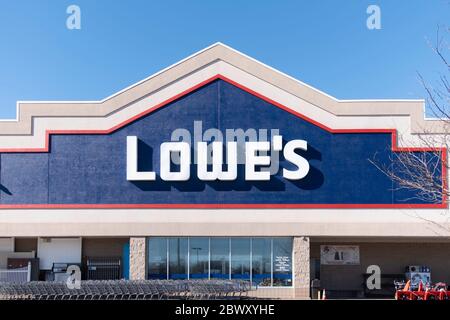 Außenfassade und Logo von Lowe's Baumarkt in Wichita, Kansas, USA. Stockfoto