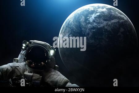 Astronaut auf dem Hintergrund eines Exoplaneten im kalten Licht Tiefraum Stockfoto