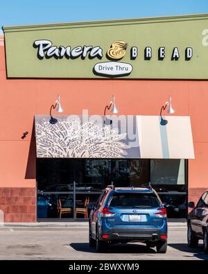 Von außen geht es zum Panera Bread Restaurant. Fahren Sie durch oder fahren Sie auf der Ridge Road in Wichita, Kansas, USA Stockfoto