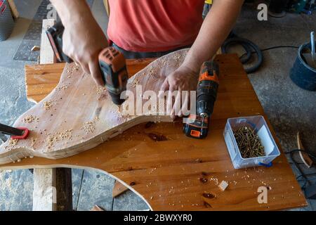 Zimmermann Verwenden Sie professionelle Werkzeuge für die Herstellung. DIY Maker und Zimmerei Arbeit Konzept. Stockfoto