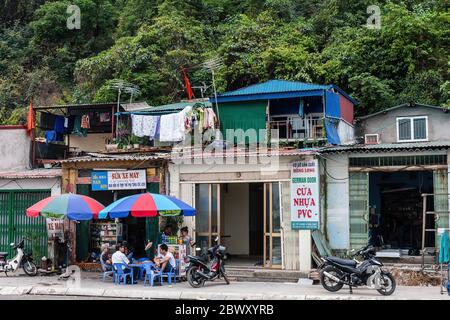 Kleine private Werkstätten im Vorort Ha Long, Vietnam Stockfoto