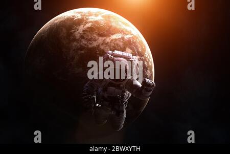 Astronaut auf dem Hintergrund eines Exoplaneten in warmem Licht Stockfoto
