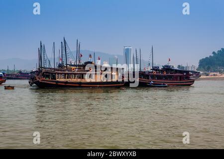 Kreuzfahrt Trödelboote in Ha Long Bay verankert Stockfoto