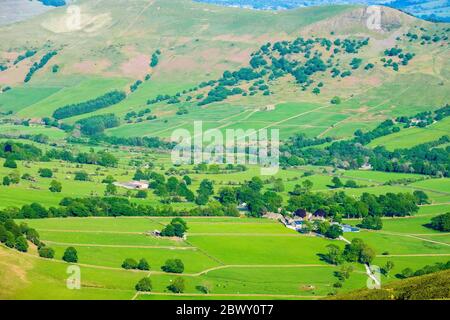 Das Tal von Edale bildet Kinder Scout im Peak District National Park, Derbyshire, Großbritannien Stockfoto