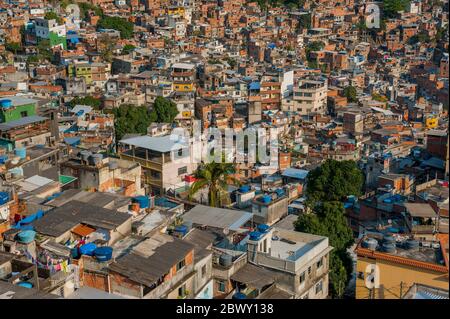 Übersicht über die Rocinha Favela, die größte Favela Brasiliens, in Rio de Janeiro, Brasilien. Stockfoto