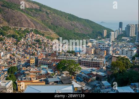 Übersicht über die Rocinha Favela, die größte Favela Brasiliens, in Rio de Janeiro, Brasilien. Stockfoto