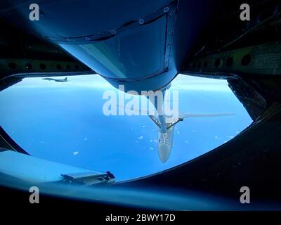 Ein US Air Force B-1B Lancer Stealth Bomber Flugzeug aus dem 28. Bombenflügel, wird von einem KC-135 Stratotanker während einer langen Strecke, lange Dauer Trainingsmission für Bomber Task Force Europa 5. Mai 2020 über der Ostsee betankt. Stockfoto