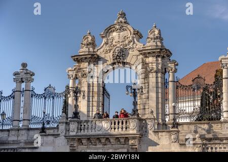 Budapest, Ungarn - Feb 9, 2020: Touristen an der Treppe des Sandor-Palastes in der Budaer Burg Stockfoto