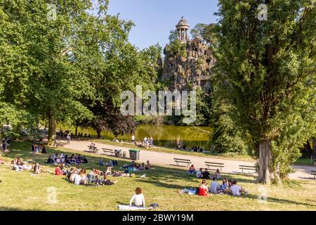 Paris, Frankreich - 2. Juni 2020: Die Pariser durften nach Ende der Sperre aufgrund von Covid-19 in öffentliche Parks zurückkehren Stockfoto