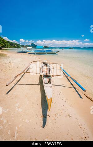 Philippinische Strandlandschaft - Banca Boot am Corong Corong Strand in El Nido, Palawan Insel Stockfoto