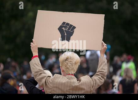 Blonde haarige Mann hält ein selbstgemachter schwarzer Faust Schild, auf der Black Lives Matter UK protestmarsch. London, England, Großbritannien Stockfoto