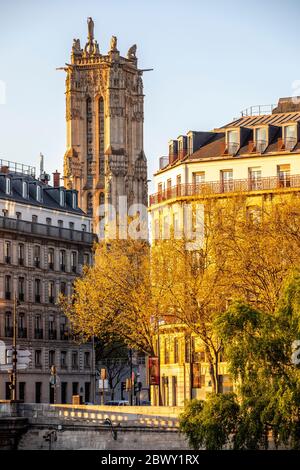 Paris, Frankreich - 4. April 2020: 19. Tag der Eindämmung wegen Covid-19. Haussmann-Gebäude und Saint Jacques-Turm im Hintergrund in Paris Stockfoto