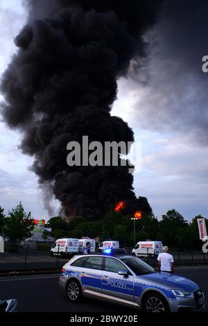 Diez, Deutschland. Juni 2020. Eine Rauchsäule eines Großfeuers steigt in den Himmel. In einem Gewerbegebiet im Rhein-Lahn-Kreis brennt ein Brand in einem Unternehmen im Industriepark, das Papierrohstoffe verarbeitet. Kredit: Hasan Bratic/dpa/Alamy Live News Stockfoto