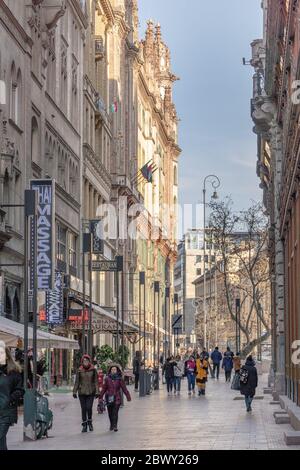 Budapest, Ungarn - 9. Feb 2020: Szabad Sajto Straßenansicht mit Parisi Udvar Hotel vor Sonnenuntergang Stockfoto