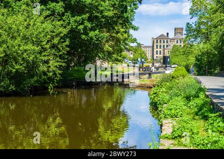 Der Huddersfield Kanal im Zentrum des Dorfes Slaithwaite im Colne Valley in West Yorkshire, Großbritannien Stockfoto