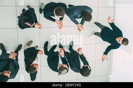 Top-Ansicht. Business-Team applaudiert ihren Kameraden. Stockfoto