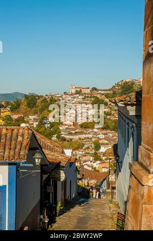 Blick auf die Häuser in der ehemaligen kolonialen Bergbaustadt Ouro Preto, ehemals Vila Rica, eine Stadt im Bundesstaat Minas Gerais, Brasilien, im Südosten gelegen