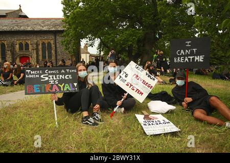 Brighton, Großbritannien, 03. Juni 2020, Black Lives Matters Protest, EIN marsch in Brighton, der sich für die Beendigung des Rassismus einsetzt, hält vor der Brighton Polizeistation an. In Solidarität mit den Kampagnen in den USA nach dem Tod von George Floyd in Polizeigewahrsam in Minnesota. Quelle: Rupert Rivett/Alamy Live News Stockfoto