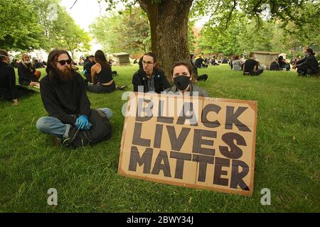 Brighton, Großbritannien, 03. Juni 2020, Black Lives Matters Protest, EIN marsch in Brighton, der sich für die Beendigung des Rassismus einsetzt, hält vor der Brighton Polizeistation an. In Solidarität mit den Kampagnen in den USA nach dem Tod von George Floyd in Polizeigewahrsam in Minnesota. Quelle: Rupert Rivett/Alamy Live News Stockfoto