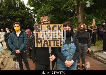 Brighton, Großbritannien, 03. Juni 2020, Black Lives Matters Protest, EIN marsch in Brighton, der sich für die Beendigung des Rassismus einsetzt, hält vor der Brighton Polizeistation an. In Solidarität mit den Kampagnen in den USA nach dem Tod von George Floyd in Polizeigewahrsam in Minnesota. Quelle: Rupert Rivett/Alamy Live News Stockfoto