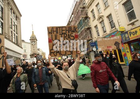 Brighton, Großbritannien, 03. Juni 2020, Black Lives Matters Protest, EIN marsch in Brighton, der sich für die Beendigung des Rassismus einsetzt, hält vor der Brighton Polizeistation an. In Solidarität mit den Kampagnen in den USA nach dem Tod von George Floyd in Polizeigewahrsam in Minnesota. Quelle: Rupert Rivett/Alamy Live News Stockfoto