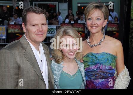 AnnaSophia Robb (Mitte) mit Dad David Robb und Mom Janet Robb bei der Premiere von 'The Reaping' in Los Angeles im Mann Village Theater in Westwood, CA. Die Veranstaltung fand am Donnerstag, 29. März 2007 statt. Foto: SBM / PictureLux- Dateireferenz # 34006-4164SBMPLX Stockfoto