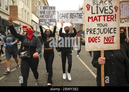 Brighton, Großbritannien, 03. Juni 2020, Black Lives Matters Protest, EIN marsch in Brighton, der sich für die Beendigung des Rassismus einsetzt, hält vor der Brighton Polizeistation an. In Solidarität mit den Kampagnen in den USA nach dem Tod von George Floyd in Polizeigewahrsam in Minnesota. Quelle: Rupert Rivett/Alamy Live News Stockfoto