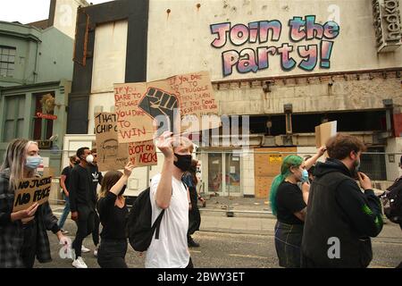 Brighton, Großbritannien, 03. Juni 2020, Black Lives Matters Protest, EIN marsch in Brighton, der sich für die Beendigung des Rassismus einsetzt, hält vor der Brighton Polizeistation an. In Solidarität mit den Kampagnen in den USA nach dem Tod von George Floyd in Polizeigewahrsam in Minnesota. Quelle: Rupert Rivett/Alamy Live News Stockfoto